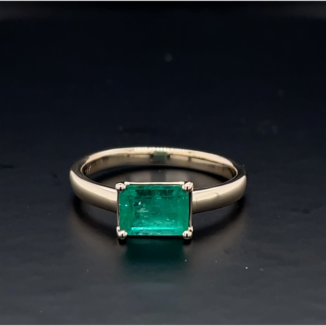 Emerald solitaire ring handcrafted by Bangkok Bespoke Jewelry